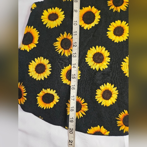 Young & Wild Juniors Black With Sunflower Design Cropped Tank Top Size XS - Picture 7 of 8